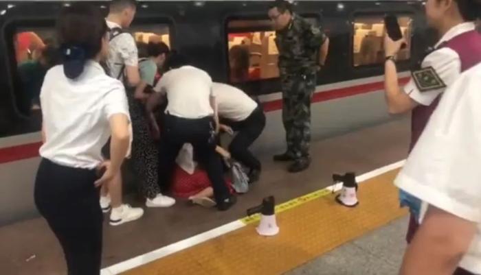 脚绊火车第一人!女子强行冲闸,用脚拦下整辆列车,拘留!