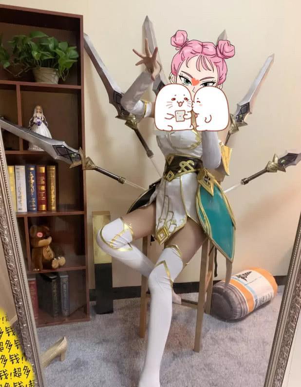 饺子君COS刀妹,却意外被“漫画腿”抢镜,网友:这腿有2米?