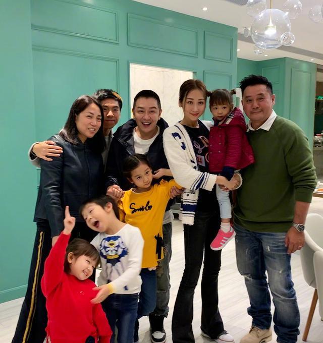 49岁陈浩民太会宠妻,晒一家团圆照羡煞旁人,儿女成群温馨十足!