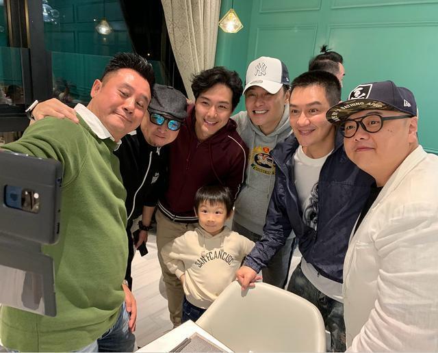 49岁陈浩民太会宠妻,晒一家团圆照羡煞旁人,儿女成群温馨十足!