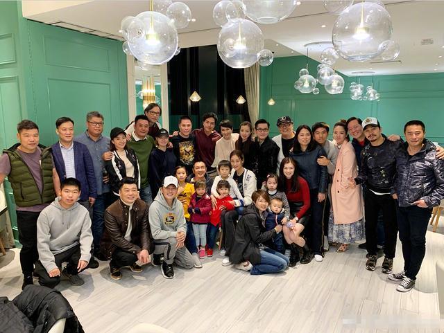 49岁陈浩民太会宠妻,晒一家团圆照羡煞旁人,儿女成群温馨十足!