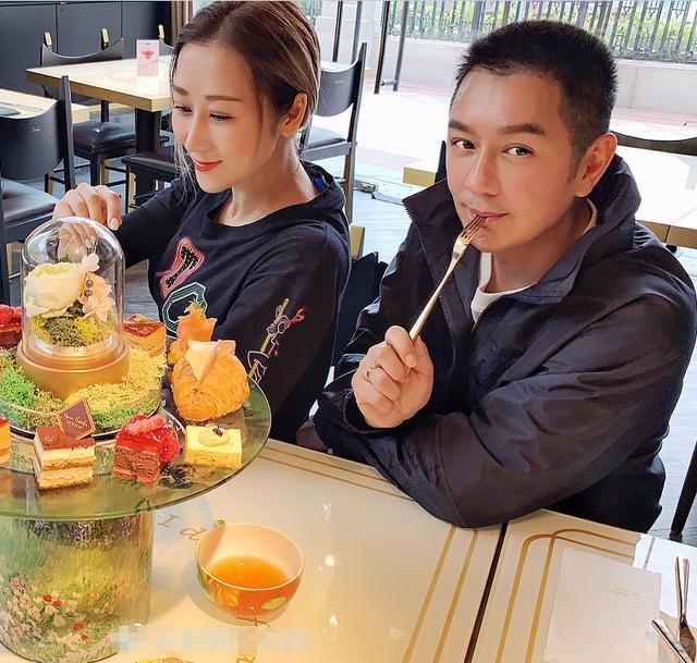 49岁陈浩民太会宠妻,晒一家团圆照羡煞旁人,儿女成群温馨十足!