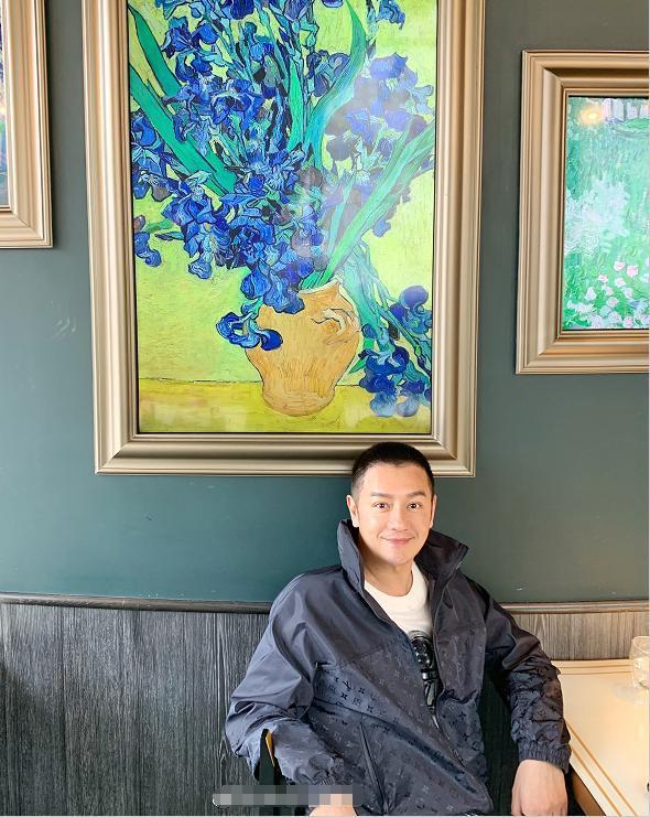 49岁陈浩民太会宠妻,晒一家团圆照羡煞旁人,儿女成群温馨十足!