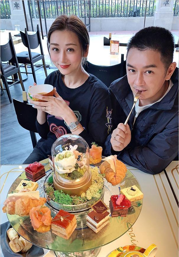 49岁陈浩民太会宠妻,晒一家团圆照羡煞旁人,儿女成群温馨十足!