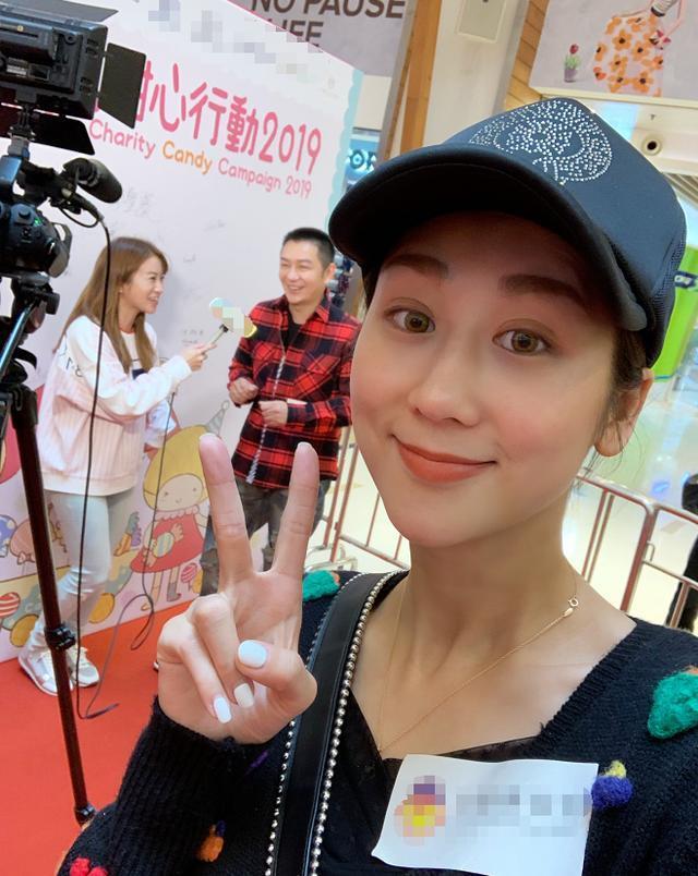 49岁陈浩民太会宠妻,晒一家团圆照羡煞旁人,儿女成群温馨十足!