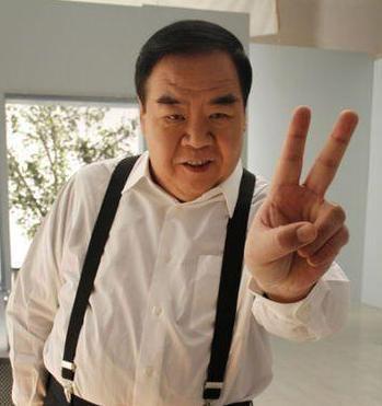 郑则仕落寞后,妻子10年来不离不弃,成名后送妻子千万豪宅