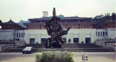 ​中国这一鬼城，白天人山人海晚上却无人敢来，你能猜到是在哪吗？