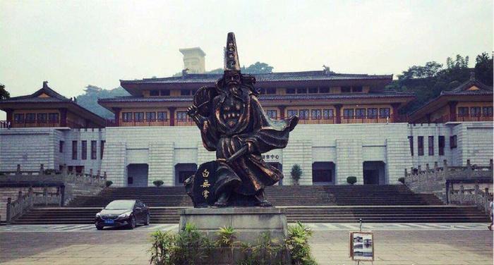 中国这一鬼城,白天人山人海晚上却无人敢来,你能猜到是在哪吗?