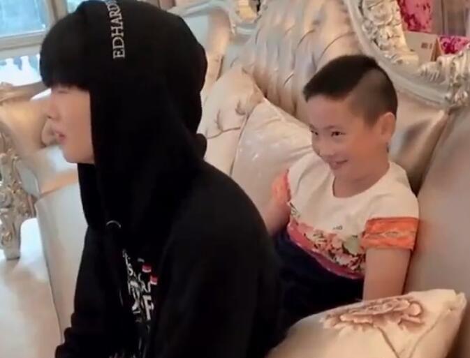 周震南曝光家庭内幕,弟弟意外出境,粉丝:这辈子就他了!