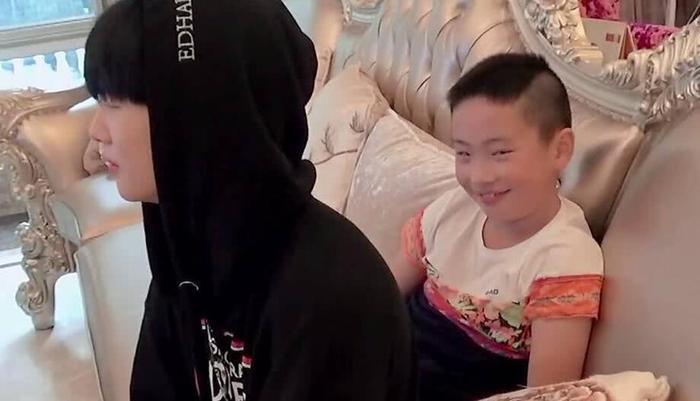 周震南曝光家庭内幕,弟弟意外出境,粉丝:这辈子就他了!