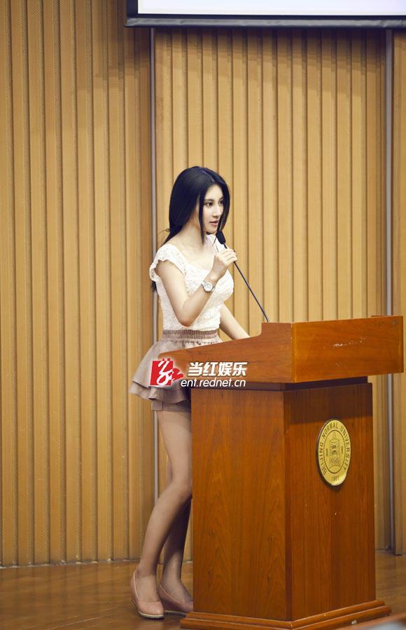 胸夹手机的乳神樊玲,带你领略北师大校花的青葱岁月!