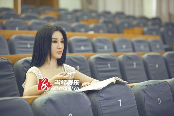 胸夹手机的乳神樊玲,带你领略北师大校花的青葱岁月!