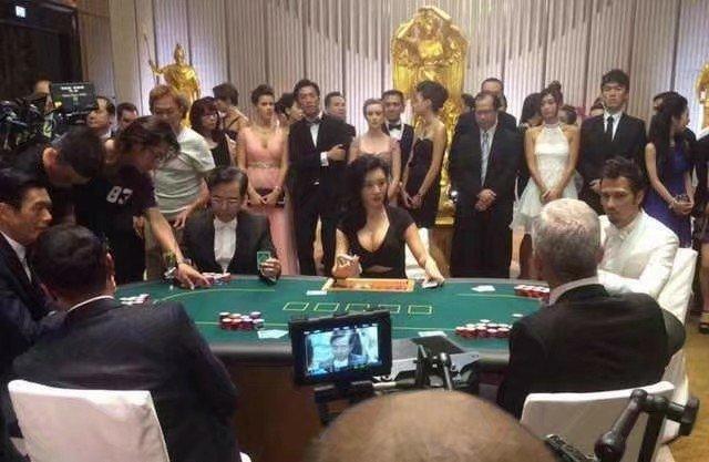 胸夹手机的乳神樊玲,带你领略北师大校花的青葱岁月!