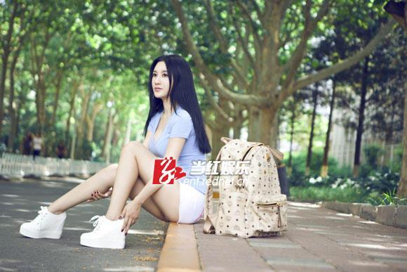 胸夹手机的乳神樊玲,带你领略北师大校花的青葱岁月!