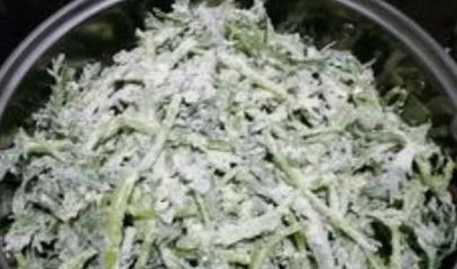 蒸茼蒿时,千万别只放面粉,多加“这一步”,又干又散,爽脆好吃