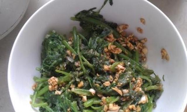 蒸茼蒿时,千万别只放面粉,多加“这一步”,又干又散,爽脆好吃