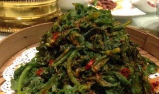 蒸茼蒿时,千万别只放面粉,多加“这一步”,又干又散,爽脆好吃