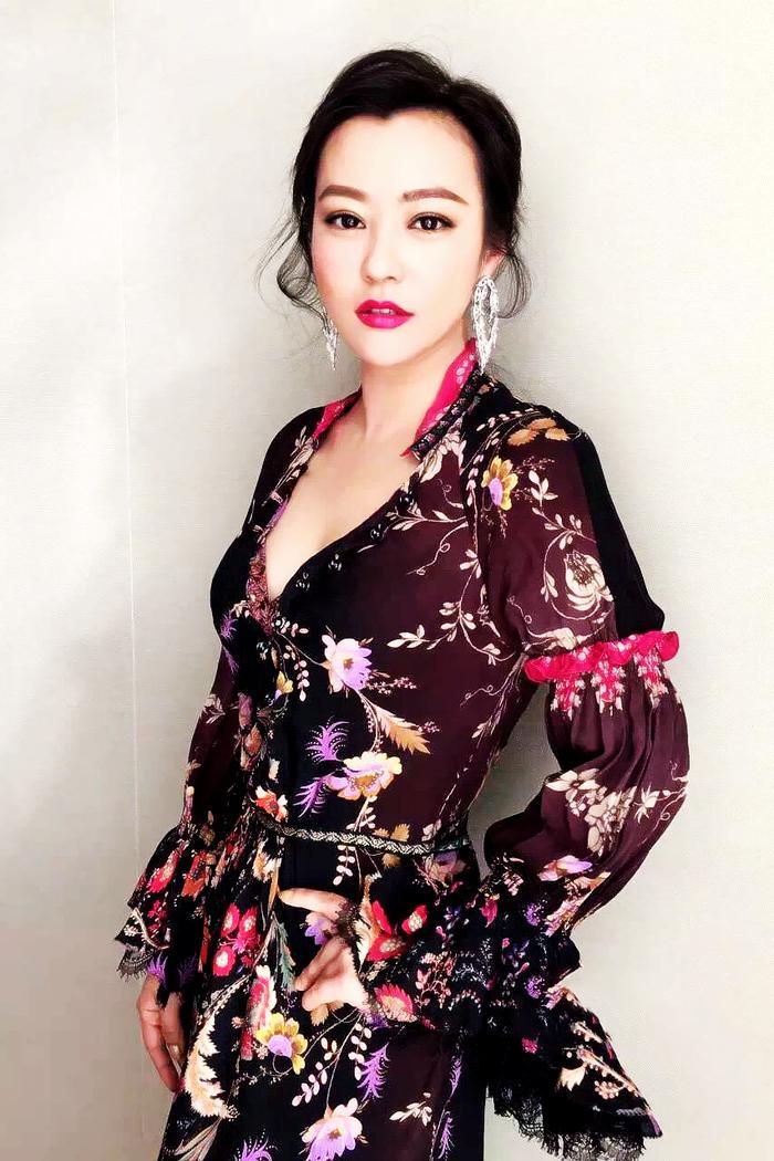 真实女王《郝蕾》一组高清组图,网友:是值得尊重的女艺术家