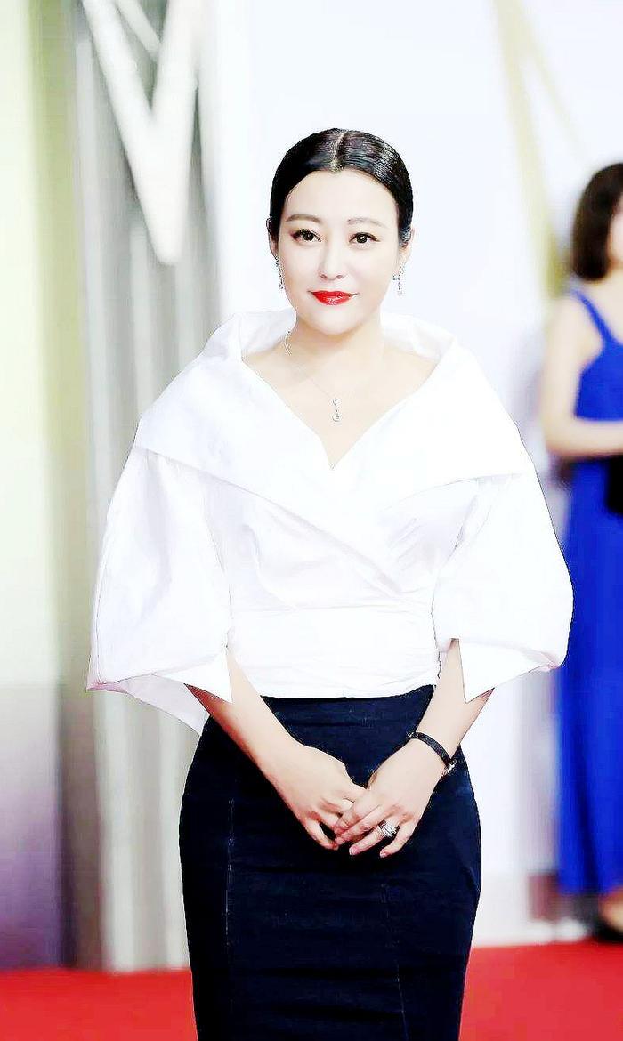 真实女王《郝蕾》一组高清组图,网友:是值得尊重的女艺术家