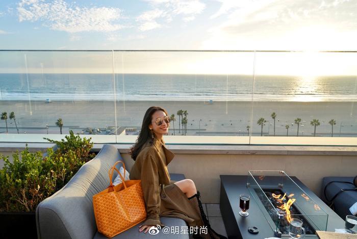 温雅微博曝光一组绝美写真，写下和自己先生一起看日落的甜蜜时刻