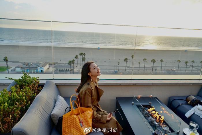 温雅微博曝光一组绝美写真，写下和自己先生一起看日落的甜蜜时刻