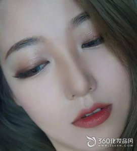 ​干玫瑰色适合什么肤色？干玫瑰色口红适合黄皮吗？