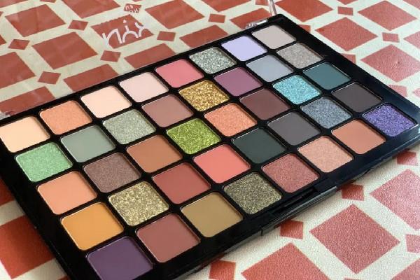 眼影是用手画好还是用刷子画好 眼影用手怎么涂