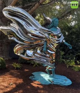 ​扎克伯格为华裔妻子立雕像：网友褒贬不一_ZAKER新闻