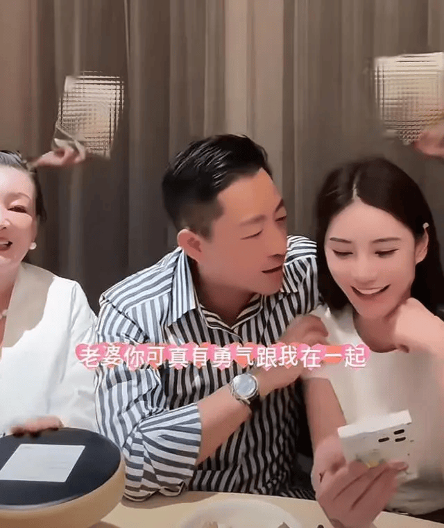 张兰自曝5个月后又要当奶奶了 三人同台直播狂秀恩爱