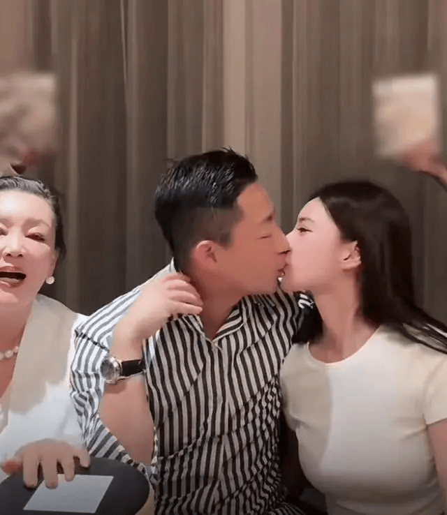 张兰自曝5个月后又要当奶奶了 三人同台直播狂秀恩爱