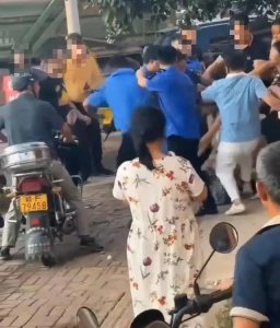 ​官方通报“多名执法人员当街围殴男子”