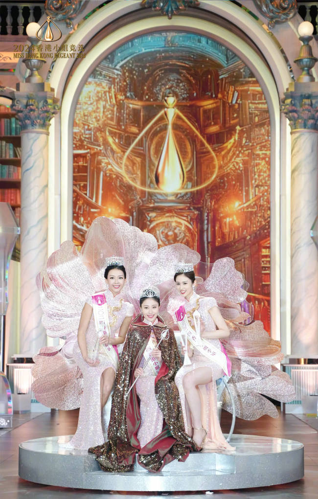 2024港姐冠军拍合照被亚军压住半边身体!本人回应