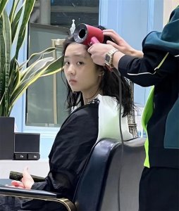 多多因染发上热搜,黄磊夫妇同时回应,透露没买!目前女儿很痛苦