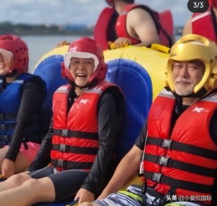 怡然自得,文在寅陪妻子海边玩耍秀恩爱,他比尹锡悦更开心