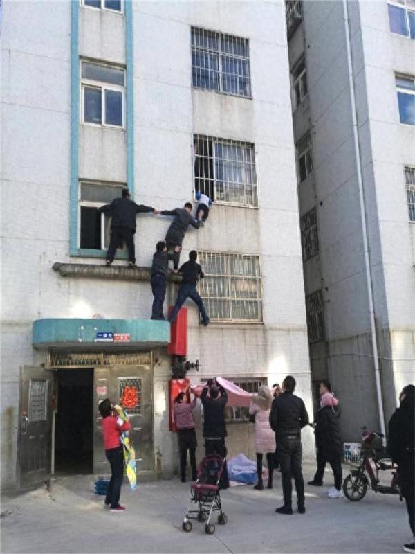 3岁男孩身悬半空,邻居搭“最美人梯”营救!网友:太感动了
