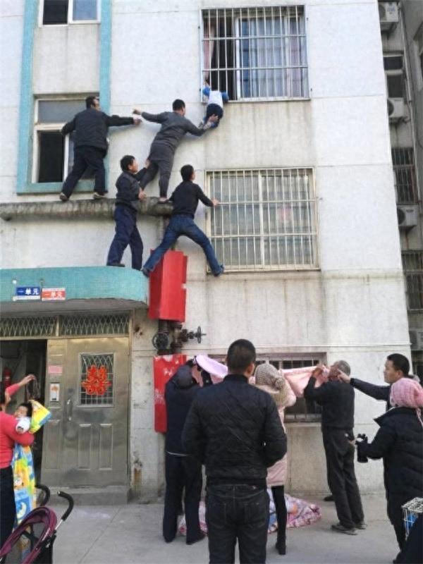 3岁男孩身悬半空,邻居搭“最美人梯”营救!网友:太感动了
