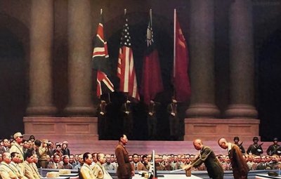 唯一访华的日本天皇,为侵华表遗憾,从不拜鬼,因与安倍不和退位