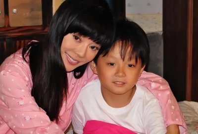 狄莺溺爱儿子曝光!15岁同床共枕引发争议
