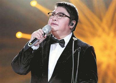 《青藏高原》原唱,名气不输韩红,最红时出家为尼54岁在美国生活