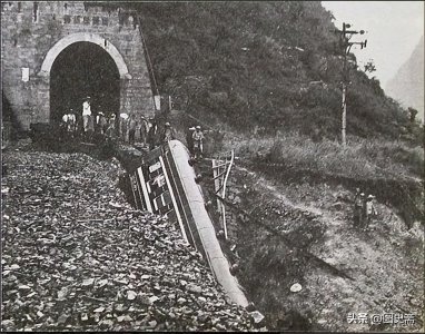 1981年,奶奶包隧道坠桥事故的现场照片