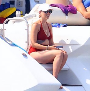 37岁斯嘉丽近照,身材松垮了!回应19岁与男星梯震:那是一个故事