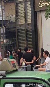 豆得儿与王思聪街头上演拥吻杀,社会“豆”与继母不合?