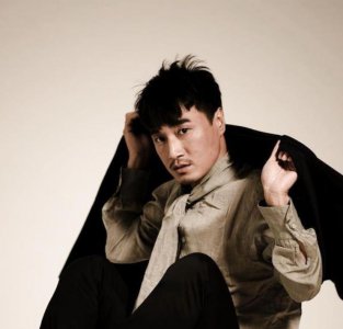 他是日本人,凭《雪豹》走红遭日本网友骂,娶中国媳妇,签约成龙