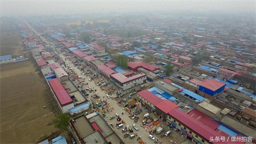 探访全国最大的殡葬批发基地 整条街摆满花圈