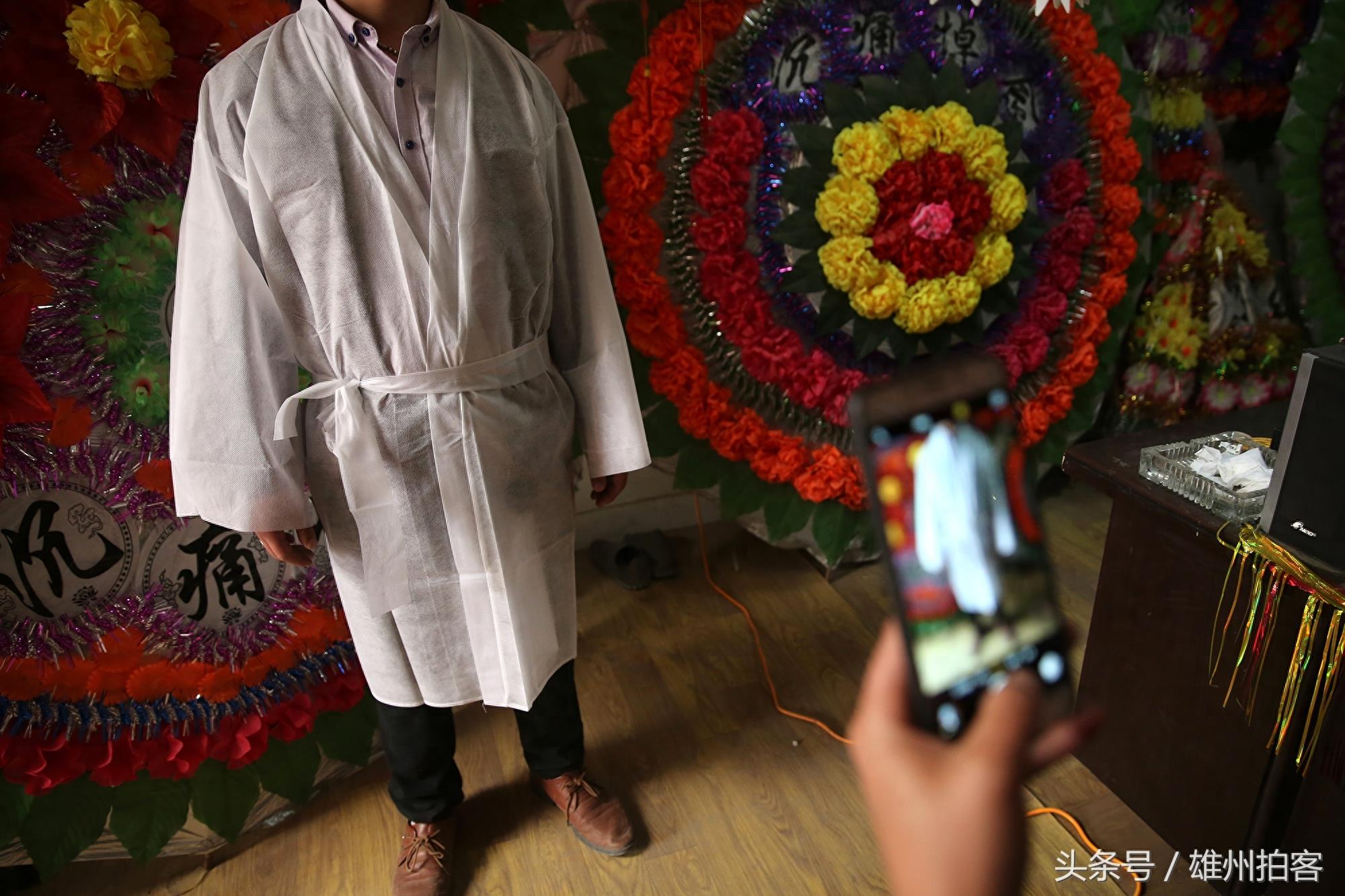 探访全国最大的殡葬批发基地 整条街摆满花圈