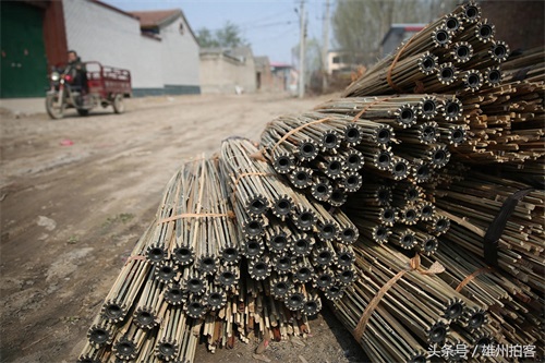 探访全国最大的殡葬批发基地 整条街摆满花圈