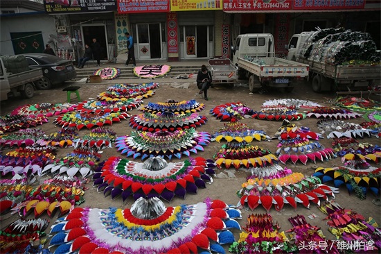 探访全国最大的殡葬批发基地 整条街摆满花圈