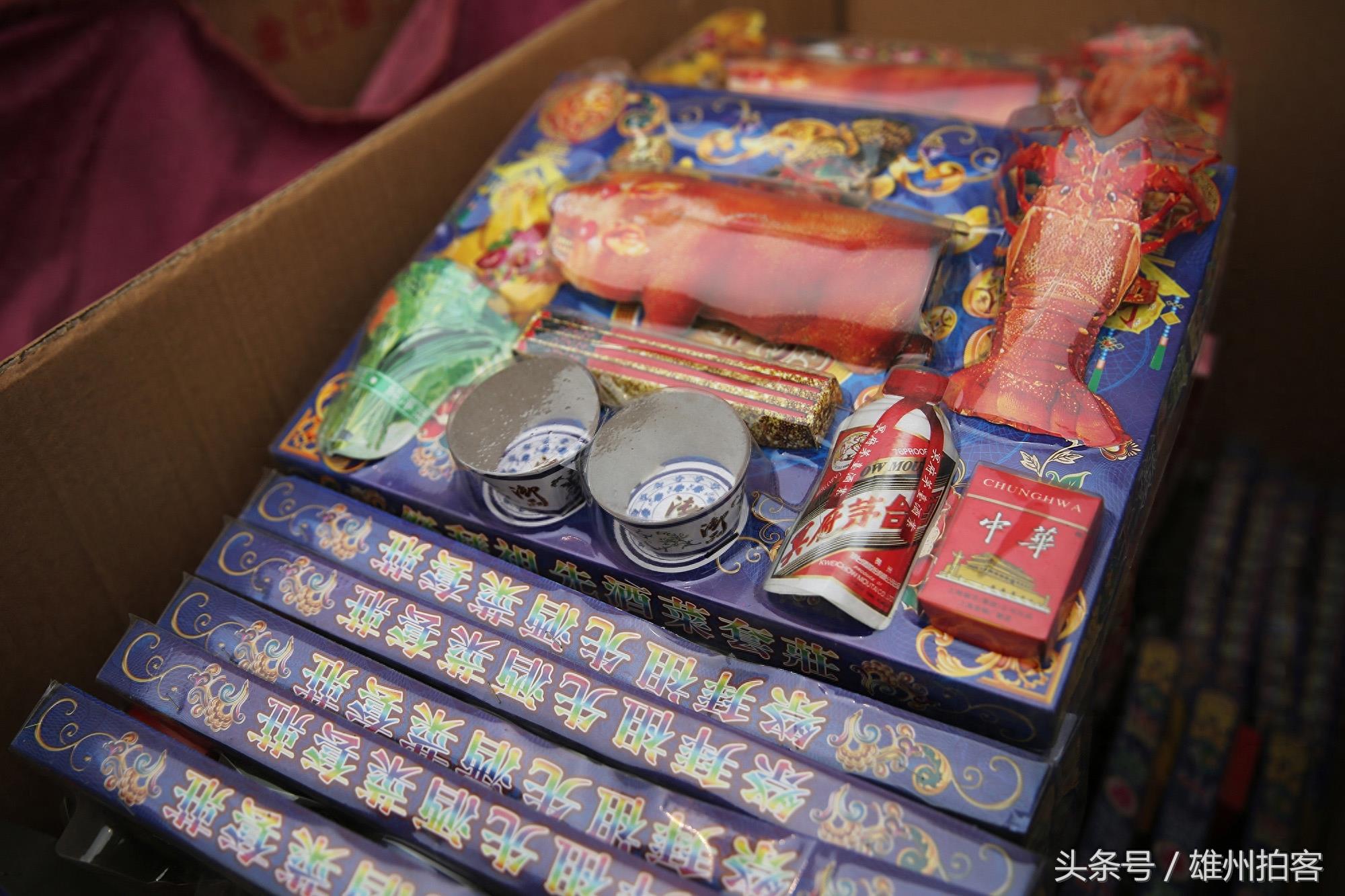 探访全国最大的殡葬批发基地 整条街摆满花圈