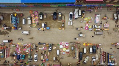 探访全国最大的殡葬批发基地 整条街摆满花圈