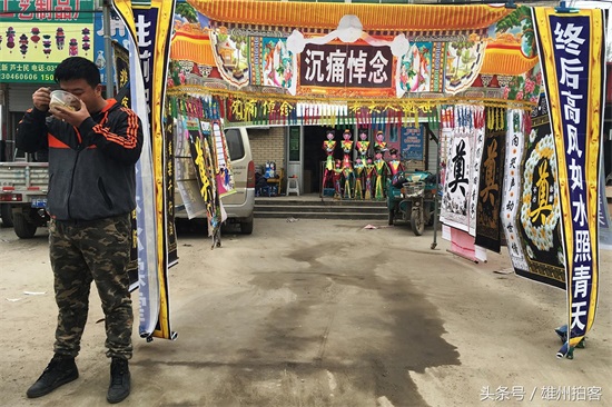 探访全国最大的殡葬批发基地 整条街摆满花圈